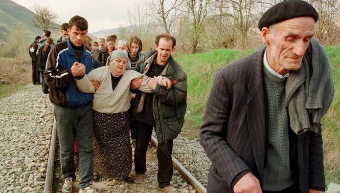 Албанские беженцы в Косово спасаются из района боевых действий