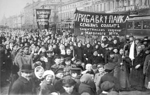 Демонстрация работниц Путиловского завода в первый день Февральской революции