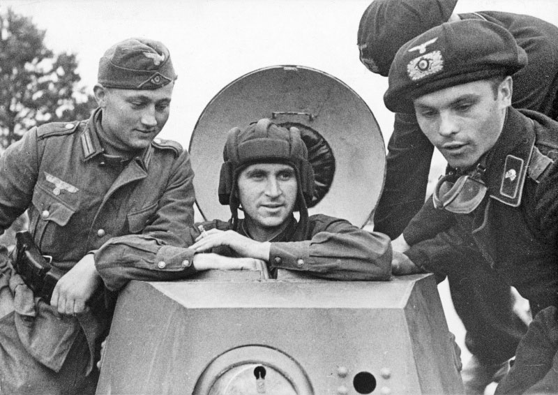 Солдаты вермахта с красноармейцем на советском бронеавтомобиле БА-20 из 29-й отдельной танковой бригады (Брест-Литовск)