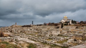 Руины античного Херсонеса. На заднем плане - Владимирский собор второй пол. XIX в.