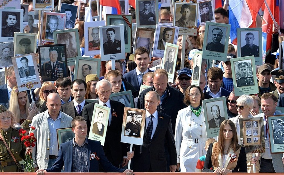 Президент рф путін під час ходи «Безсмертного полку». Москва. 9 травня 2015 року