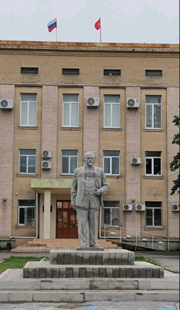 Путіністи звинувачують Леніна в “українізації” і водночас відновлюють йому пам’ятники в Україні. Окупований Генічеськ.